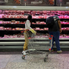 Clients d’un supermercat, en una imatge d’arxiu.