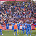 Jugadors del Lleida saluden els aficionats que els van acompanyar a Tarragona.