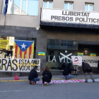 Participantes en la protesta ayer ante el ayuntamiento de Alcarràs. 