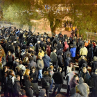 Centenars de residents de Mitilene, a Lesbos, protesten contra l’aixecament dels centres.