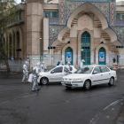 Voluntarios desinfectando una calle en Irán, donde ya han muerto cerca de 2.000 personas.