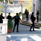 Agentes de la Guardia Civil en el exterior del ayuntamiento de Cabrera de Mar.