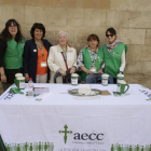 Voluntarios de la AECC de Lleida el año pasado en una campaña.