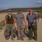 Cazadores con algunos de los conejos que abatieron ayer por la mañana en Seròs.