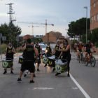 Una batucada y un baile de cabezudos iniciaron ayer la agenda festiva del barrio del Secà de Lleida.