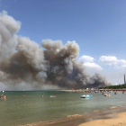 Gran columna de fum per l’incendi a la italiana Pescara.