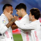 Militao, Marco Asensio y Odriozola, celebran el primer gol del equipo madridista .