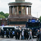 Policías ayer en Berlín en las manifestaciones contra las restricciones de la pandemia. 