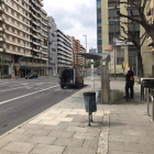 Un operario limpiando una parada de autobús en la avenida Catalunya, ayer al mediodía. 