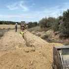 La instal·lació ahir de la nova conducció entre Mont-roig i Castellnou d’Ossó.