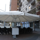 Una terraza sin montar en la plaza Ricard Viñes de Lleida.