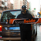 Manuel posa amb la bufanda del club a l’avinguda Prat de la Riba.