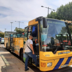 Algunos usuarios subieron ayer en el primer día de la temporada del Bus Turístic en la parada de Paeria. 