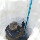 Un agent recull dades sobre l’estructura de la neu ahir.