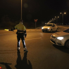 Agentes de los mossos durante un control de movilidad nocturna.