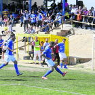 Moment en què jugadors i afició del Castellserà celebraven el gol del seu equip.