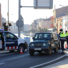 Un control de los Mossos en Alfarràs por el confinamiento municipal el pasado 22 de noviembre.