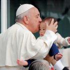 Imagen del Papa Francisco besando a un niño durante su visita a Japón. 