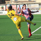 El jugador local Jordana disputa la pilota amb un rival en una acció del partit.