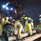Imatge d’arxiu de les obres de renovació de les vies en un dels túnels l’any passat.