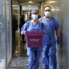 Imatges del procés per traslladar les vacunes des del centre d’emmagatzemament a la residència Balàfia 2 de Lleida ciutat.