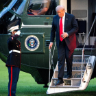 Donald Trump descendiendo del helicóptero presidencial.