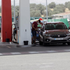 Un conductor en pleno proceso de llenar el depósito de su vehículo.