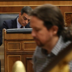 El líder d’Unides Podem, Pablo Iglesias, passa per davant del president del Govern en funcions, Pedro Sánchez.