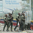 Antidisturbios venezolanos montan guardia en el puente Francisco de Paula Santander, en la frontera.