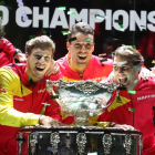 Los jugadores del equipo español después de recibir el trofeo, conocido como “la ensaladera” que les acredita como ganadores de la Copa Davis.