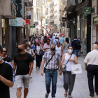 Poca gent sense mascareta a l'Eix Comercial de Lleida tot i que la majoria celebren la nova normativa