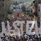 Imagen de la manifestación a su paso por las calles de Alsasua.