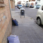 Els veïns es troben “cada dia” escombraries al carrer del Sifó.