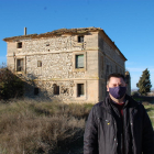 El alcalde, Jordi Janés, en la casa de Macià en Vallmanya.