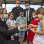 El President de la Generalitat con niños de Montgai en el nuevo pabellón tras firmarles un autógrafo.