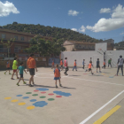 Alumnes de l’escola de Camarasa i interns del centre de Lleida juguen durant un parèntesi en els treballs de jardí.