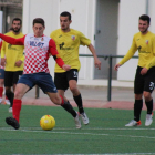  Isaac està a punt de colpejar una pilota després de deixar enrere diversos rivals.