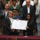 Áñez (esq.) amb el document que convoca noves eleccions.