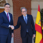 Sánchez y Torra se saludan este miércoles en las puertas del Palacio de la Moncloa.
