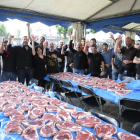 La ‘colla’ Bacus optó ayer por la carne para cenar y dejó los caracoles para los próximos días. A la derecha, algunos de los asistentes al primer Aplec, reunidos por TV3. 