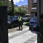 Policía boliviana en el acceso de la embajada de México en La Paz.