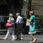 Imagen de tres pensionistas dando un paseo con la calle aprovechando el buen tiempo.