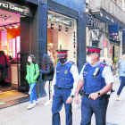 Dos mossos patrullando por el Eix Comercial. 