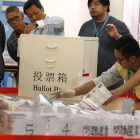 Un col·legi electoral de Hong Kong en ple recompte de paperetes ahir a la tarda.