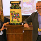 L'alcalde de la Seu d'Urgell, Jordi Fàbrega, i la tinent d'alcalde de Promoció de la ciutat, Mireia Font, al costat d'una lletera amb la imatge de la Fira de Sant Ermengol d'enguany.