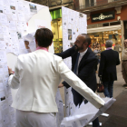 Ribes y Cañas, arrancando ayer el ‘muro del odio’.