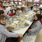 Alumnes de l’Escola Alba amb les safates i el menjar.