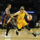 Sydney Wiese, durant un partit amb el seu equip a la WNBA, Los Angeles Sparks.