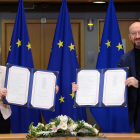 Ursula von der Leyen y Charles Michel muestran los acuerdos del Brexit tras haberlos firmado.