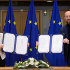 Ursula von der Leyen i Charles Michel mostren els acords del Brexit després d’haver-los firmat.